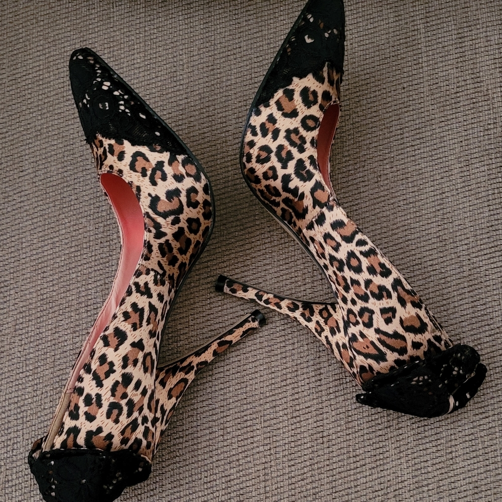 FREDERICK'S OF HOLLYWOOD LEOPARD PRINT LACE DETAIL PUMP - Picture 4 of 12